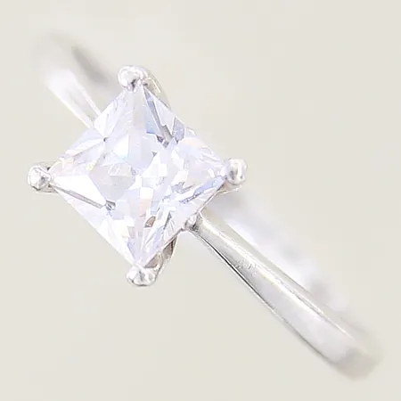 Ring med vit sten, stl: 19, bredd: 1,8-5,9mm, Chanti, silver 925/1000 Vikt: 2,6 g