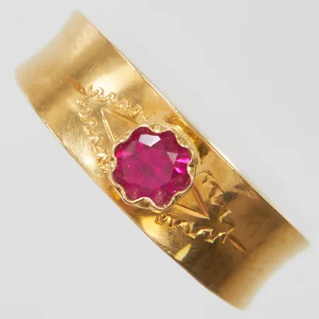 Ring med syntetisk rubin, stl17, bredd 4-6mm, svenska stämplar, 18K Vikt: 1,7 g