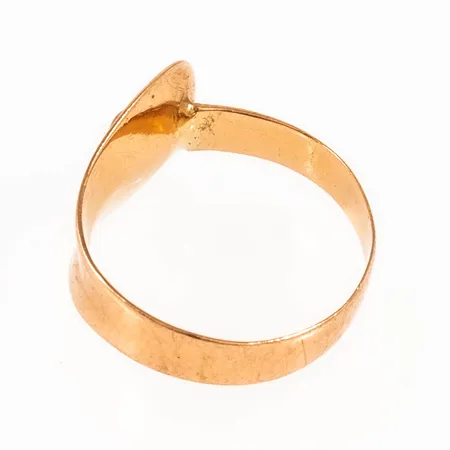 Defekt ring i 18K guld. Vikt: 1,6g. 