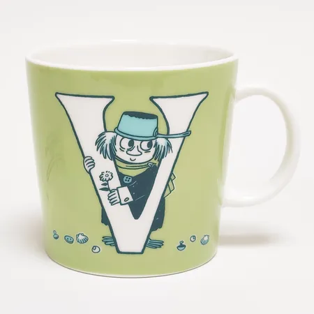 Mumin ABC-mugg bokstaven V, Klåttdjuret, Mymlan och Mumintrollet, höjd: 9cm, volym: 0,4l, stämplad ABC collection by Arabia, spökstämpel QC1022, tillverkad oktober 2022