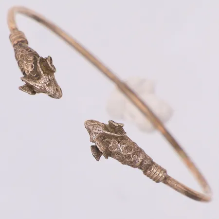 Armband med vädurshuvuden öppen modell 57 x 48mm, bredd 2-9mm, 900/1000 silver  Vikt: 7,3 g