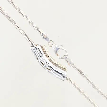 Kedja med hänge samt vit sten, längd: 43,5cm, bredd: 1,5-6mm, skev länk, GHA, silver 925/1000 Vikt: 9,4 g