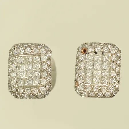 Örhängen med diamanter, totalt 79 x 0,01ct briljantslipade och 24 x 0,01ct princesslipade, två  briljantslipade saknas på ena örhänget, 18K, 5,9g Vikt: 5,9 g