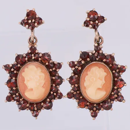 Ett par örhängen med granater & camé, 30mm, doublé, saknar stoppar, 830/1000 silver Vikt: 5,9 g