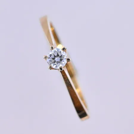Ring med diamant 0,20ct Guldfynd stl:18½, bredd 2 mm, 18K. Vikt: 2,8 g