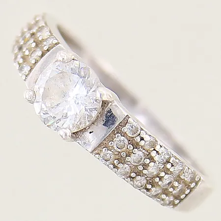 Ring med vita stenar, stl: 18¼, bredd: 2-5,9mm, silver 925/1000 Vikt: 2,4 g