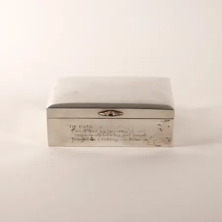 Ask med träinslag samt fylld botten, detalj i förgyllt silver med brun sten, mått ca 14,5 x 4,5 x 9cm, gravyr, åldersbetingat slitage, träinslag något lös, sprucken sten, 830/1000 silver, bruttovikt: 596,6g. 