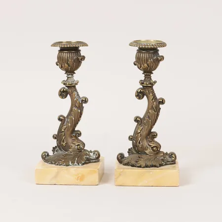 Ett par ljusstakar, nyrokoko, brons på marmorplatta, 1800-talets andra hälft, höjd: 21,5cm, åldersbetingat slitage, nagg på marmor. Skickas med postpaket.