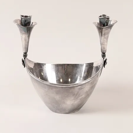 Skål/ljusstake, höjd: 21cm, bredd: 17cm, Helge Lindgren för  K. Andersson, Stockholm år 1960, signerad botten, 925/1000 sterling silver.  Vikt: 621,5 g