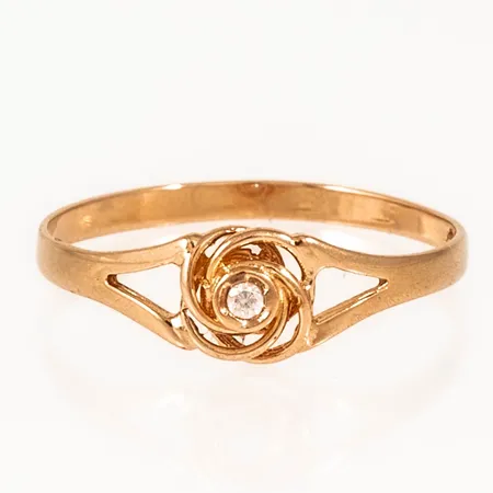 Ring i 18K med en liten vit sten (cz). Den är i storlek 17¼, är 1,7 - 6 mm bred och väger 1,1g.