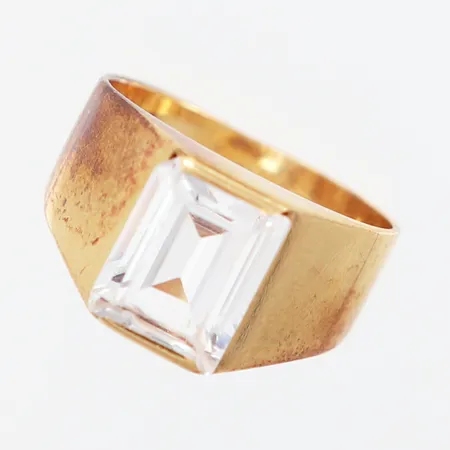 Ring stl14½, trappslipad vit sten 9 x 7mm, gravyr, sten med smånagg, 18K  Vikt: 3,6 g