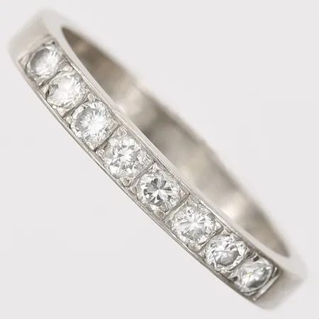 Ring med diamanter 8 x ca 0,04ct, stl: 16½, bredd: 3mm, gravyr, 18K vitguld.   Vikt: 3,2 g