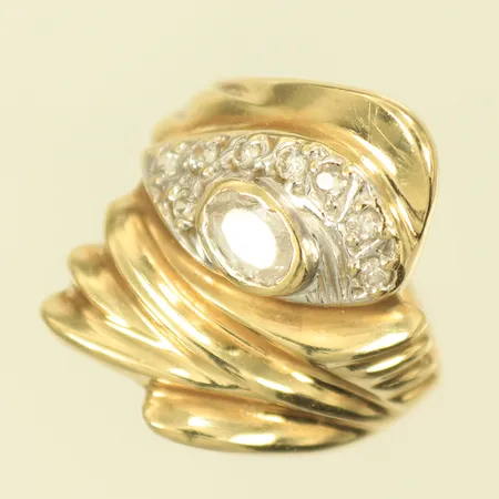 Ring med vita stenar, stl 19½, bredd 4-24mm, stora stenen skadad, 14K, 4,6g Vikt: 4,6 g