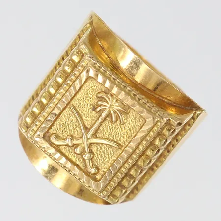 Klackring med dekor av stadsstämpel, stl: 21½, bredd 5,5-24mm, bucklig/skev, 18K. Vikt: 8,5 g