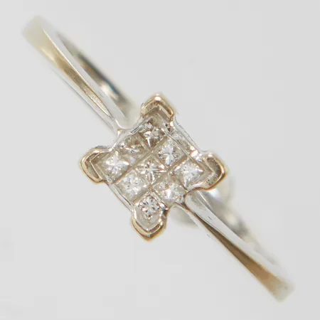 Ring med prinsesslipade diamanter 9x 0,01ct, Ø15¾, bredd: 1,8-5,4mm, vitguld, 18K Vikt: 2 g