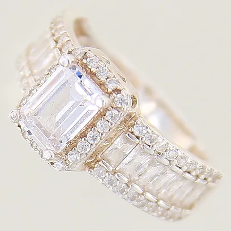 Ring med vita stenar, stl: 17½, bredd: 2,6-9,6mm, silver 925/1000 Vikt: 2,9 g