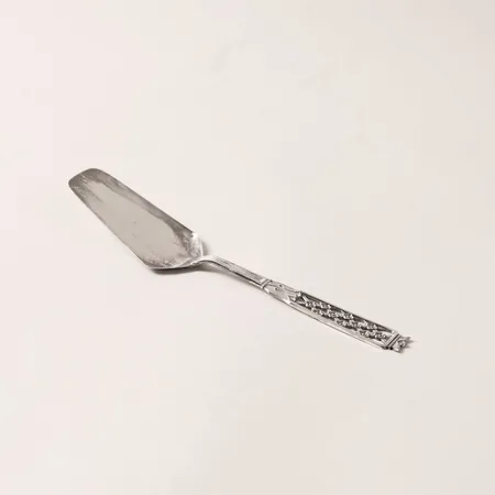 Tårtspade med genombruten dekor, längd: 20cm, Cesons Guldvaru Ab ,Stockholm år 1963, 830/1000 silver.  Vikt: 47,5 g