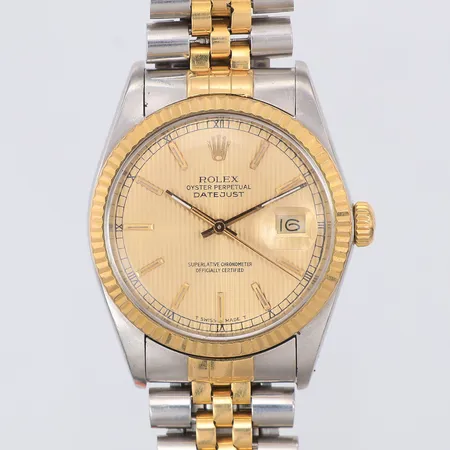 Herrur Rolex Datejust guld/stål, referensnr 16013, serienr 9613580, caliber 3035, verknr 1669557, slapp jubileelänk i stål/guld viklås utbytt, original medföljer, med box & låda och certifikat 1988, enligt kund servad förra året, saknar kvitto på det