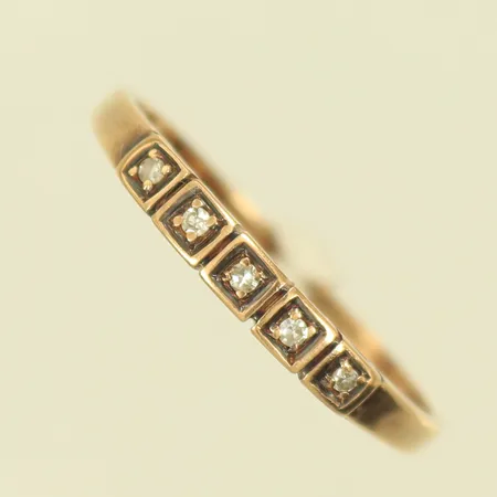 Ring med 5 diamanter ca 0,01ct/st, stl 18¾ bredd 1,5-2,5mm, 18K 1,5g Vikt: 2,5 g