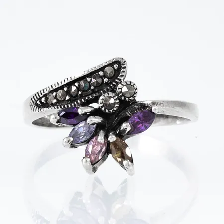 Ring i silver (925/1000) med markasiter, gul och lila stenar. Den är i storlek 18, är 2,5 - 13 mm bred och väger 2,9g.