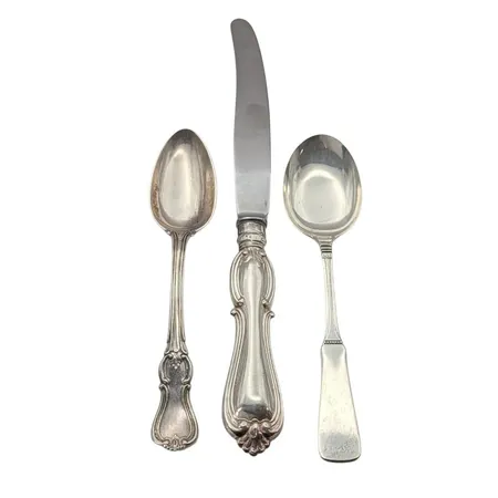 Diverse silverbestick, 3 delar, kniv med stål i bladet (kniv bruttovikt 48,6 gram), bruksmärken, gravyr  Vikt: 101,2 g