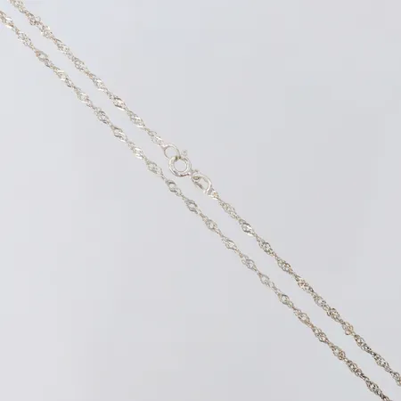 Kedja Singapore, längd 49cm, bredd 1,5mm, fåtalet skadade länkar, Silver 925/1000.  Vikt: 2,2 g