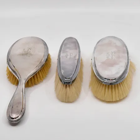 Tre borstar i silver, GAB, år 1931, personlig gravyr, schatull, silver 830/1000 Vikt: 295,5 g