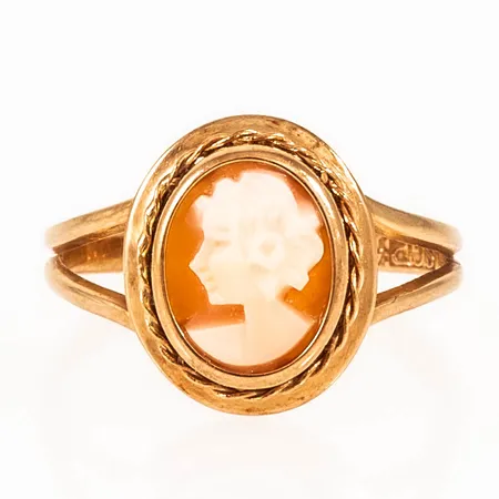 Ring i 18K guld med en camé. Den är i storlek 16¾, är 2 - 13 mm bred och väger 1,8g.