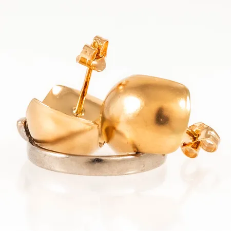 Defekt/graverat guld i 18K. Vikt: 4,4g.