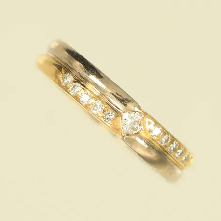 Ring tvåfärgad med 11 diamanter 0,15ct enl gravyr, stl 16¼ bredd 4mm, 18K 4,5g Vikt: 4,5 g