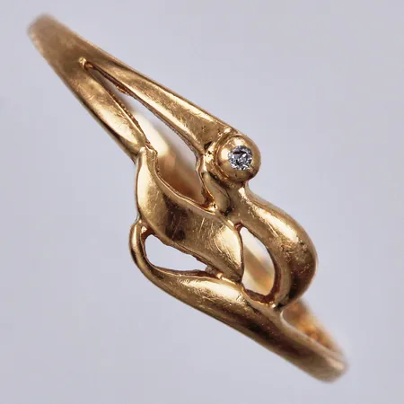 Ring med diamant ca 1x0,005ct, stl: 17¾, bredd ca 1-6mm, 18K Vikt: 1,1 g