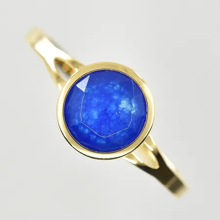 Ring med blå sten, stl 19, bredd 2-8 mm, 18K. Vikt: 1,1 g