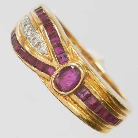 Ring med carréslipade rubiner samt diamanter 6x 0,005ct, Ø16¾, bredd: 2,6-7,1mm, 18K Vikt: 4,4 g