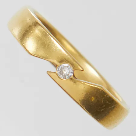 Ring med diamant 1 x ca 0,03ct, stl16½, bredd 4mm, ostämplad, 18K Vikt: 5,2 g