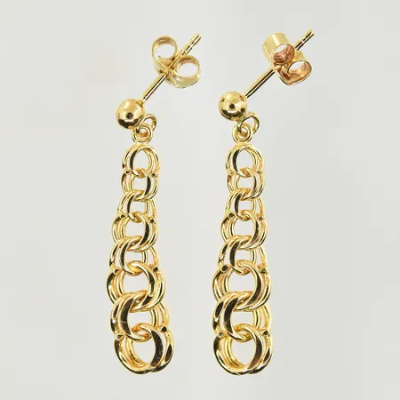 Ett par örhängen Bismarck, längd 30 mm, bredd 4-7 mm, 18K. Vikt: 3 g