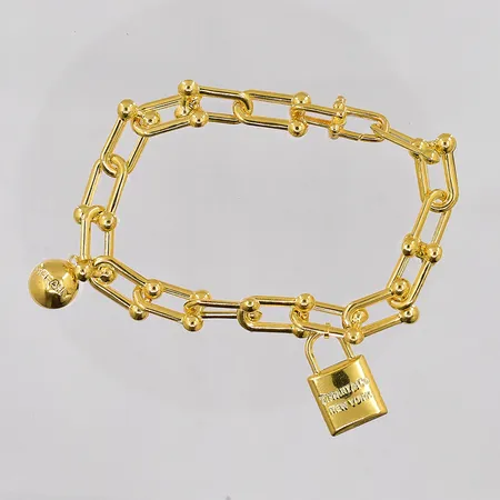 Armband med berlocker, 17cm, bredd ca 9,5mm, ihåligt, OBS EJ MÄRKESDESIGN, 18K Vikt: 7,5 g