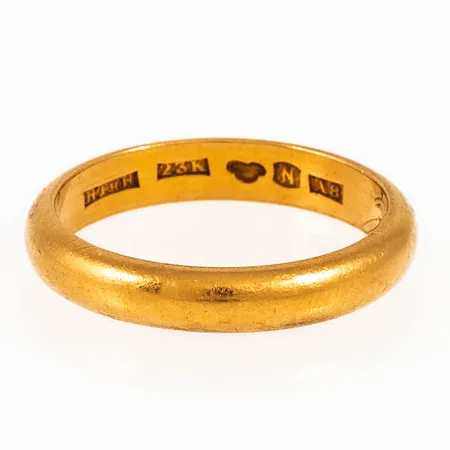 Graverad ring i 23K guld. Vikt: 6,5g.