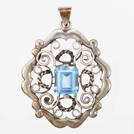 Hänge genombruten dekor samt blå sten 53x35mm, silver 830/1000 Vikt: 7,9 g