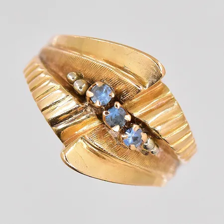 Ring med ljusblå stenar, stl 18, slitna facetter, 18K Vikt: 7,1 g