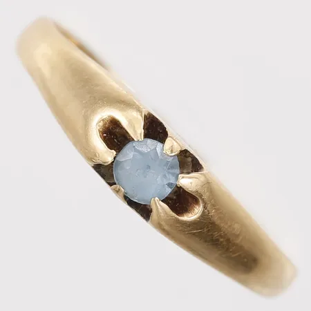 Ring med syntetisk blå sten, stl: 16½, bredd: 2 - 4mm, 18K guld.  Vikt: 1,9 g