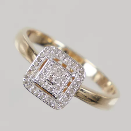 Ring med diamanter 43x ca 0,005ct, detaljer i vitguld, stl 19½, bredd 9mm, 14K Vikt: 2,9 g