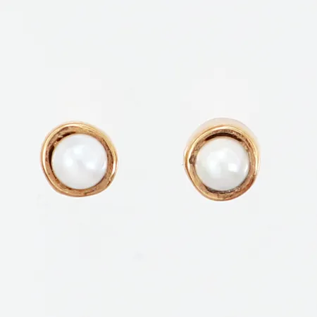 Ett par örhängen med odlade pärlor, Ø4,1mm, fattningen tillsammans med pärla ca 5mm, stift, med stoppar, 18K Vikt: 1,2 g