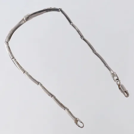 Armband med vita stenar, halvstelt, längd 20cm, bredd 3-6,5mm, Silver 925/1000.  Vikt: 10 g