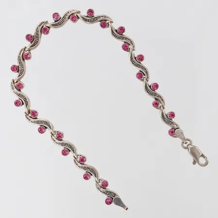 Armband med rosa stenar, halvstelt, längd 19cm, bredd 6mm, Silver 925/10000.  Vikt: 8,8 g