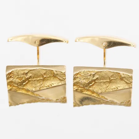 Ett par manschettknappar med reliefdekor,  längd: 20mm, bredd: 17mm, 18K guld.  Vikt: 14,1 g