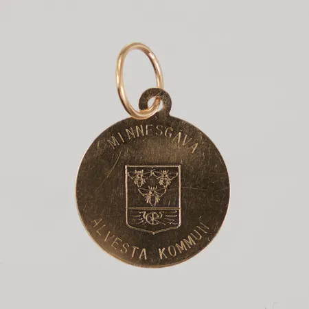 Hänge platta, längd inklusive platta 24mm, Ø16mm, gravyr, ostämplad, 18K Vikt: 1,1 g