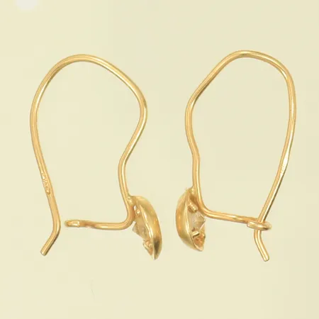 Ett par örhängen m vita stenar, längd ca 15mm, bredd 1-4mm (defekt) 14K, 0,5g 