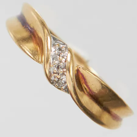 Ring med diamanter 3x0,005ct, 8/8-slipade, Ø16¾, bredd: 1,4-4,5mm, något missfärgad, svenska stämplar, 18K Vikt: 3 g