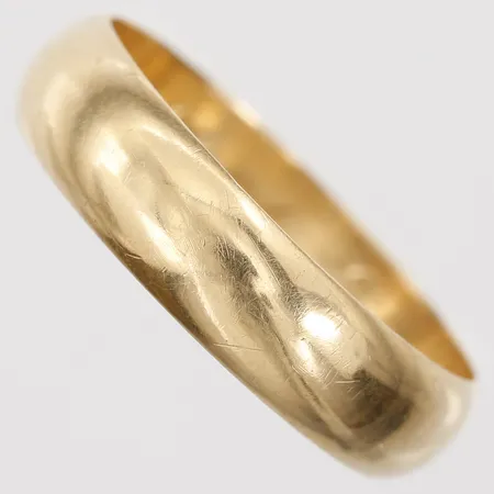 Ring, slät, stl: 20½, bredd: 5mm, gravyr, bruksslitage, 18K guld.  Vikt: 5,3 g