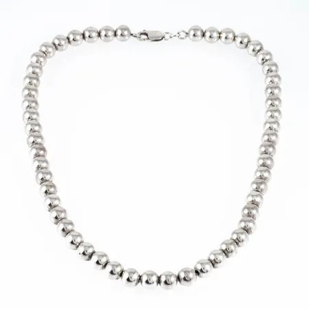 Collier Grov kullänk i silver (925/1000). Det är 43 cm långt, 8 mm brett och väger 18,4g. Karbinhake. Stämplad SCO (Svedbom & Co AB, Solna), 925. 